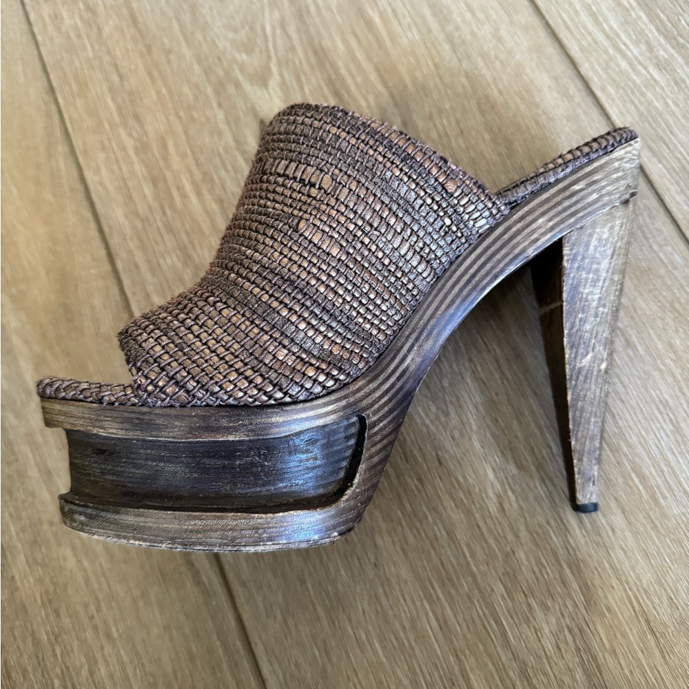 Elizabeth & James wood platforms